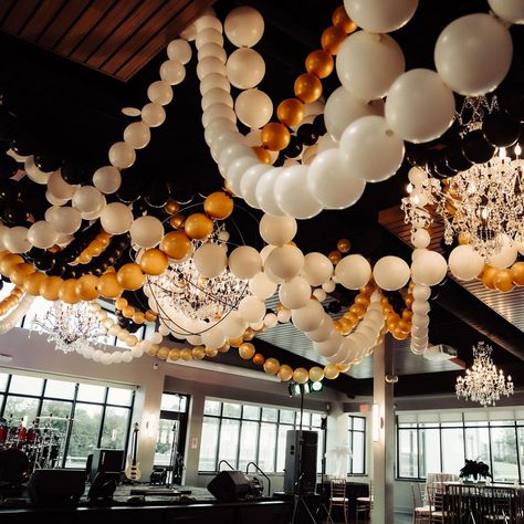 Starting off the week with this extravagant company Gatsby Party! This party was top notch and included our: -Feather wall… | Instagram Linking Balloons, Vintage Birthday Parties, Feather Centerpieces, 50 Birthday, Ice Sculpture, Bar Food, Great Gatsby Party, Giant Balloons, Roaring 20's