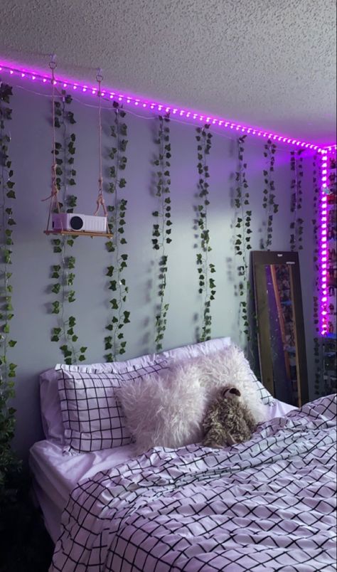 plain vines Bedroom Inspirations Diy, Vines In Bedroom, Vines Bedroom, Bed In Middle Of Room, Declutter Room, Hype Beast Bedroom, Aesthetic Bedroom Design, Black Room Decor, Natural Bedroom Decor