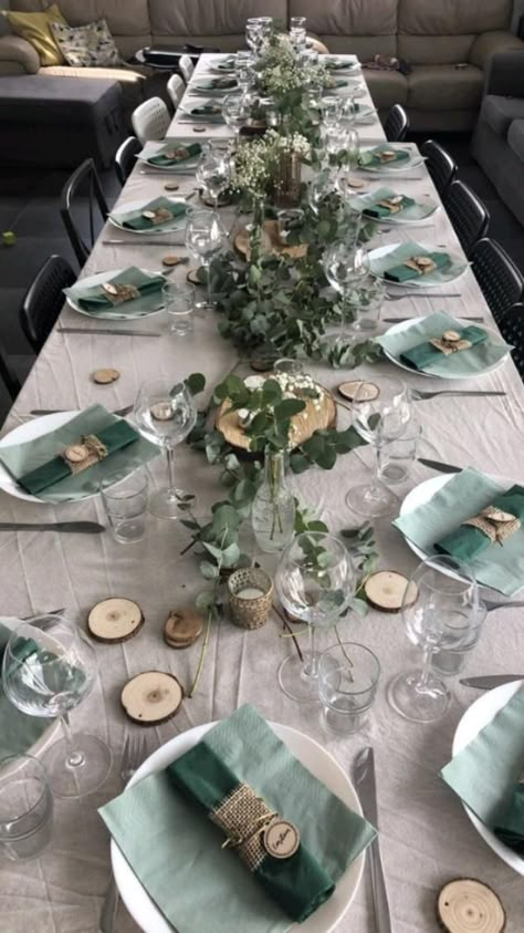 Eucalyptus Plate Setting, Deco Table Noel 2022, Eucalyptus Party Decor, Deco Table Nature, Green Rustic Wedding Decor, Wedding Table Decorations Green, Green Table Decorations, Eucalyptus Table Setting, Table Decor Eucalyptus