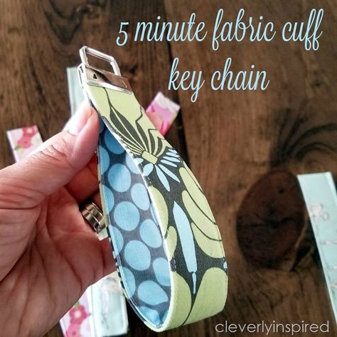 5 minute fabric cuff keychain @cleverlyinspired (2) Quilted Key Chains, Diy Sewn Keychain, Cork Keychain Diy, Little Diy Gifts, Diy Key Fob, Key Fobs Diy, Key Pouch, Scrap Fabric, Small Sewing Projects