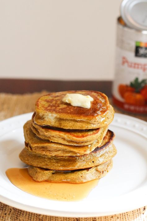 stack of pumpkin banana protein pancakes Pumpkin Banana Oat Pancakes, Oat Blender Pancakes, Pancakes Pumpkin, Pumpkin Pancake, Blender Pancakes, Banana Protein Pancakes, Banana Oat Pancakes, Pumpkin Protein, Thanksgiving Breakfast