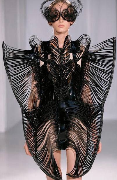 the butterfly effect Architectural Fashion, Outfit Essentials, Sculptural Fashion, Elie Saab Spring, Conceptual Fashion, Chanel Cruise, Iris Van Herpen, 3d Fashion, Tony Ward