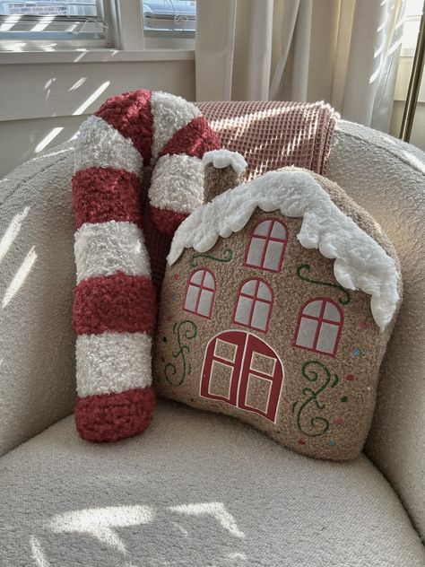 Christmas Decor Astetic, Aesthetic Christmas Decor Apartment, Christmas Pillow Sewing, Cute Christmas Decorations For Bedroom, Diy Christmas Decorations Apartment, Aesthetic Christmas Shopping, Christmas Aesthetic Home Decor, Aesthetic Christmas Bedrooms, Sweet Christmas Decorations