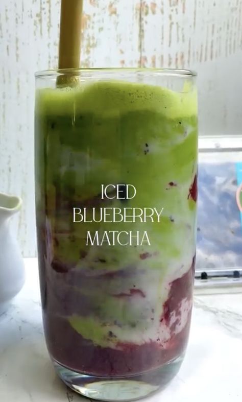 Matcha Berry Smoothie, Matcha Flavor Pairing, Blueberry Matcha Smoothie, Protein Matcha Latte, Macha Recipes Drinks, Ryze Mushroom Matcha Recipes, Healthy Matcha Recipe, Blueberry Matcha Latte, Matcha Smoothie Recipe