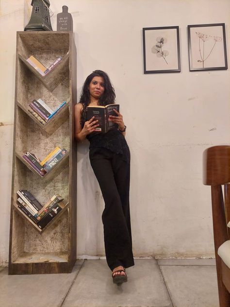 #Poses #Ootd #Black #cafe #book #curles Bootcut Pants, Best Black, Black Fits, A Black, Curly Hair, Outfit Of The Day, Curly Hair Styles, The Day, Ootd