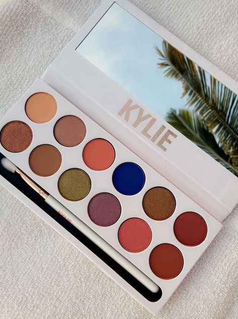 Pinterest @angietopaz13 Maquillaje Kylie Jenner, Kylie Makeup, Jenner Makeup, Makeup Pallets, Kim K Style, Kylie Jenner Makeup, Jessie James, Kardashian Kollection, Makeup Goals