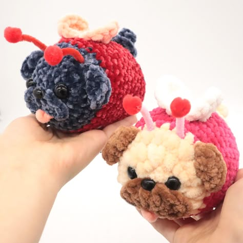 Love Pugs Amigurumi - Free Crochet Pattern - StringyDingDing Red Pom Poms, Free Amigurumi Crochet Patterns, Crochet Dog Patterns, Bernat Blanket Yarn, Halloween Crochet Patterns, Crochet Gratis, Free Pdf Pattern, Free Valentine, Fun Crochet Projects