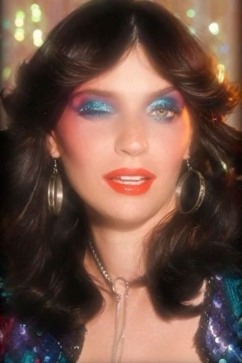 15 Stunning 80s Makeup Looks To Rock Your Glam & Retro Style 1980 Makeup, 70s Disco Makeup, Makeup Looks Brown, Makeup Looks Glam, 70s Hair And Makeup, Glam Rock Makeup, Moda 80s, 80s Hair And Makeup, 80s Makeup Looks