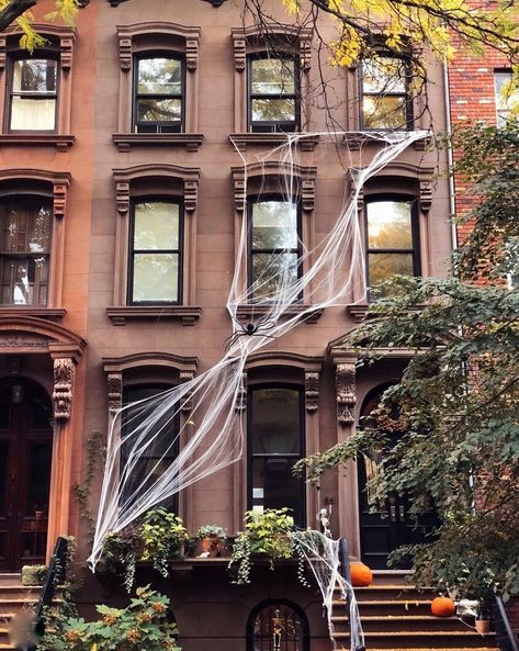 Alison Piepmeyer, Brownstone Halloween, Home Decor New York, Halloween Decor Indoor, Outside Halloween Decorations, Halloween Party Appetizers, Spider Web Decoration, Classy Halloween, Cup Of Jo