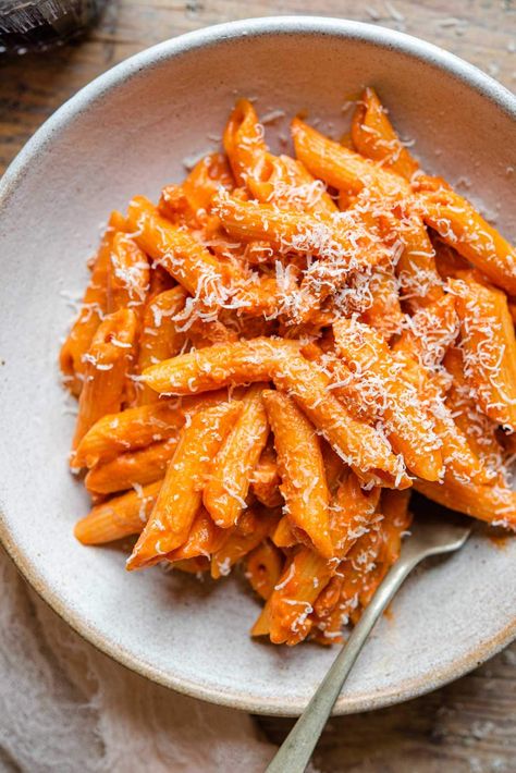 Penne alla Vodka is a super easy pasta recipe that'll leave you licking your plate clean! It's made with penne pasta tossed in a creamy tomato vodka sauce with garlic and pancetta. If a big bowl of comfort food is what you're looking for then this is it! #penne #vodkasauce #pastasauce #Italianrecipes Tomato Vodka Sauce, Resep Pasta, Penne Alla Vodka, Vodka Pasta, Alla Vodka, Vodka Sauce, Deilig Mat, Easy Pasta Recipes, Easy Pasta