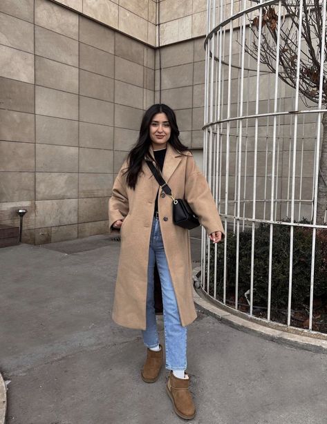 Ugg Jeans Outfit, Beige Coat Outfit Casual, Light Brown Coat Outfit, Blue Jeans Outfit Winter, Beige Coat Outfit, Dark Blue Jeans Outfit, Brown Coat Outfit, Coats Outfits, Long Beige Coat