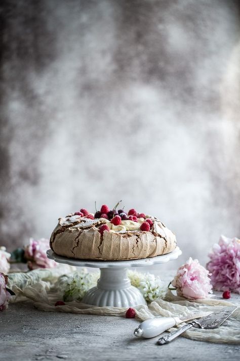 Food photography, food styling Pavola Desserts, Baked Desserts, Pretty Desserts, Pavlova Recipe, Food Photography Inspiration, Coffee Cream, Christmas Cakes, Living Art, Christmas 2016