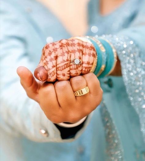 Ring Ceremony Look For Bride, Couple Ring Photography, Engegment Pose Bride, Engagement Hands Couple, Engagement Hand Pictures, Engagement Ring Photoshoot, Engagement Portraits Poses, Engagement Ring Photography, Engagement Hand