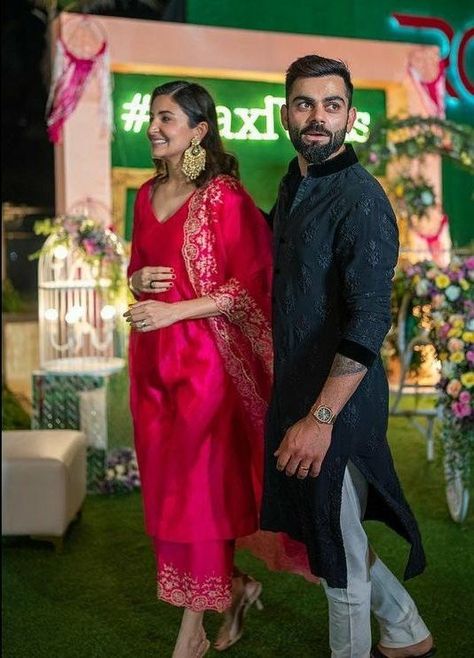 Virat Kohli Traditional Wear, Roka Outfit For Men, Virat Kohli Kurta, Couple Saree And Kurta, Trendy Kurta For Men, Virat Kohli Wedding, Wedding Outfits For Men, Anushka Sharma Virat Kohli, Indian Groom Dress