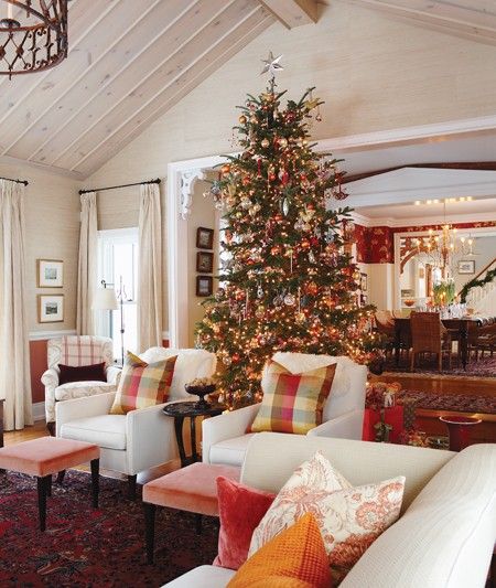 this has been re-pinned several times but I just love Sarah Richardson and you know she is from Toronto and she is one helluva good interior designer and I love her choice of fabrics. This room is drop dead gorgeous. Sarah Richardson Farmhouse, Natal Country, Canadian House, Sarah Richardson Design, Sarah Richardson, Christmas Living Rooms, Christmas Time Is Here, God Jul, Noel Christmas