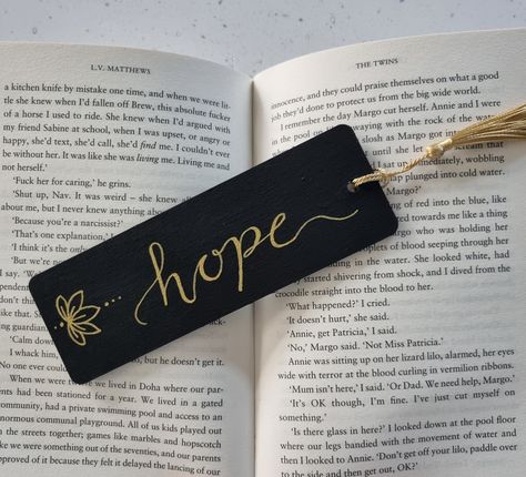 Beautiful black and gold hand painted wooden bookmark with attatched gold tassel. Black Paper Bookmark, Black And Gold Bookmark, Cool Book Marks Diy, Diy Wooden Bookmark, Black Bookmark Ideas, Bookmark Painting Ideas, Book Mark Ideas, Black Bookmark, School Bookmarks