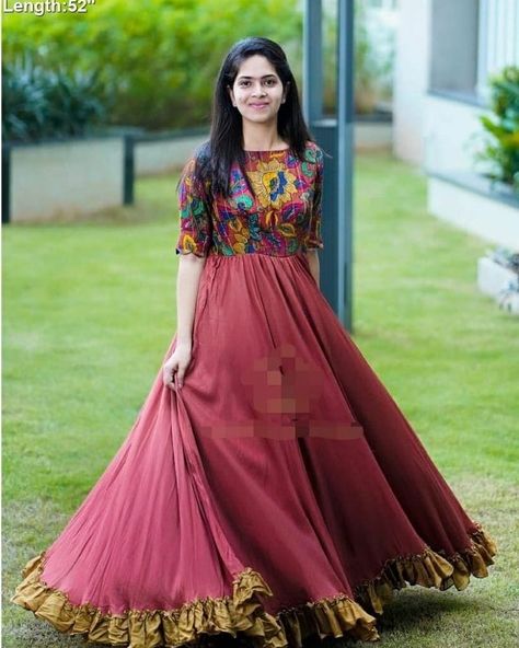 @kurthistore: “🌸 Feel the Fabrics 🌸 Swing in to an off beat Anarkali this season that falls like a dream on…” Georgette Gowns, Frock Models, Frocks And Gowns, Designer Anarkali Dresses, Long Frock Designs, Floral Frocks, Long Gown Design, Frock For Women, Baby Frock