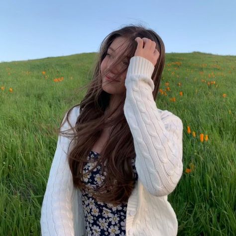 solvey<3 on Instagram: “😁<3” Aesthetic Poses, Pretty View, White Shirt Outfits, Dress Cardigan, Cardigan White, Green Dresses, Nature Green, Dresses Blue, Night Aesthetic