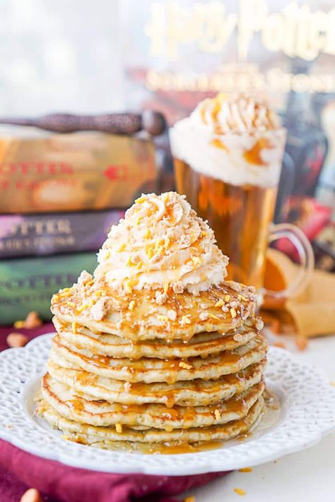 These Harry Potter Butterbeer Pancakes are loaded with caramel, butterscotch, vanilla, and butter flavor and the perfect nerdy start to your day or a great way to kick off The Chosen One’s birthday! Butterbeer Pancakes, Beer Pancakes, Butterbeer Fudge, Harry Potter Butterbeer, Harry Potter Butter Beer, Butterbeer Recipe, Butter Beer, Dessert Original, Harry Potter Food