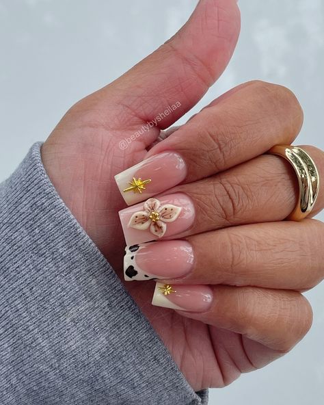 In love with this design✨🐆 #nails #nailsofinstagram #nails💅 #nailideas #nailinspiration #glitternails #nailsnailsnails #nailinspo #nailart #nailsoftheday #nailsart #nailsmagazine #trendynails #trendynailart #naildesigns #almondnails #frenchtip #frenchtipnails #frenchtips #classynails #texturenails #texturednails #cheetahprintnails #3dflowernails #flowernails #texturednailart #3dflowernailart #creamnails Nailinspo Nailart, Cheetah Print Nails, 3d Flower Nails, Acrylic Nail Set, Cream Nails, Inspiration Aesthetic, Design Nails, Trendy Nail Art, Classy Nails