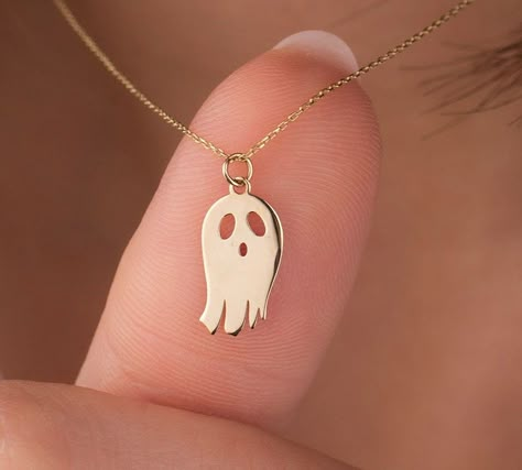 It is one of Onseva's products with the highest customer satisfaction, designed specifically for Halloween and for cute ghost lovers!  Our ghost necklace is 14k solid gold. It belongs to the Onseva Halloween collection. You should not miss any product in this collection, which will be on sale only in limited numbers and for a short time. Everyone from 7 to 70 will love our cute ghost necklace.  This gold Halloween necklace is the perfect gift choice for your loved ones for Halloween or other special occasions like Christmas! 👻 🎁 If you want, you can add a gift note for your loved ones. It arrives in a special jewelry gift box. ✨ We respond to your questions happily. Your question will be answered within 24 hours. Do not hesitate to contact us. 💎 I hope you have a lot of Onseva's designs Ghost Necklace, Gold Halloween, Pendant Ideas, Halloween Pendant, Halloween Necklace, Necklace Cute, Theme Halloween, Special Jewelry, Halloween Jewelry