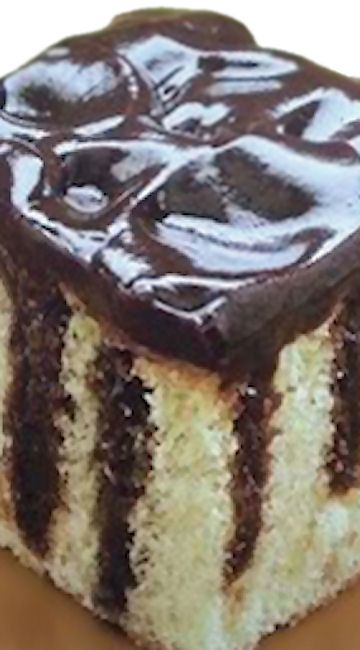 Chocolate Cake With Pudding Layers, Chocolate Pudding Poke Cake Recipe, Jello Pudding Poke Cake, Easter Poke Cake With Pudding, Pokecake Pudding, Chocolate Cake With Pudding Filling, Pudding Cake Recipe Easy, Yellow Poke Cake, Cake With Pudding Filling