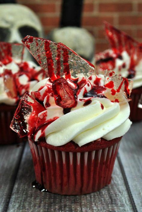 Broken Glass Cupcakes, Glass Cupcakes, Desserts Halloween, Plat Halloween, Scary Halloween Food, Halloween Torte, Läskig Halloween, Halloween Charcuterie, Dessert Halloween