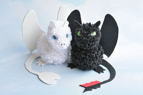 Pom Pom Dragons Inspired by How to Train Your Dragon Pom Pom Halloween Crafts, Toy Pom, Diy Geek, Yarn Animals, Pom Pom Animals, Pom Crafts, Diy Pom Poms, The Hidden World, Light Fury