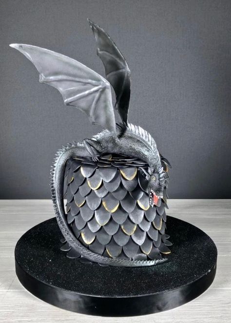 Game Of Thrones Cake Ideas, Dragon Cake Design, Dragon Cake Ideas, Game Of Thrones Birthday Cake, Dragons Cake, Dragon Wedding Cake, Harry Potter Torte, Dragon Themed Birthday Party, Dragon Birthday Cakes