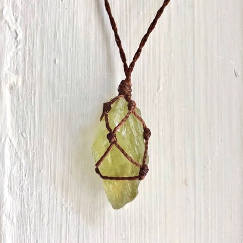 Adjustable Necklace Ft. A Natural Green Calcite (1.5” Long) Mixed With Light Green & Yellow Hues Wrapped In A Brown Waxed Polyester Twisted Thread. : Adjustable Knot! (Opens Up To 27") #: Handmade Necklace Healing Crystals Jewelry Metaphysical Stones Gemstones Rocks Reiki Energy Meditation Yoga Protection Earthcore Witchy Wicca Magick Occult Oddities Tarot Slytherin Hobbit Elf Handmade Bracelet Boho Romantic Goth Fairy Grunge Jewelry Gypsy Stackable Bracelet Dainty Minimalist 90s Y2k 2000s Vinta Goblin Core Trinkets, Elf Jewelry Necklace, Crystals Necklace Aesthetic, Earthy Girl Jewelry, Wire Wrapped Crystal Jewelry, Hand Made Jewlery, Goblincore Jewelry Diy, Goblin Core Jewelry, Crowcore Jewelry