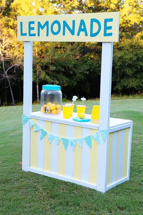 Lemonaid Stand Ideas, Lemonade Cart, Piggy Party, Kids Lemonade Stands, Lemonade Stand Party, Theater Props, Balcon Mic, Diy Lemonade Stand, Kids Lemonade