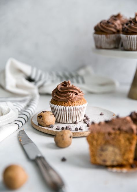 Mini Cakes Photography, Cupcake Food Styling, Sweet Photography Ideas, Photographing Baked Goods, How To Photograph Baked Goods, Baked Goods Photoshoot Ideas, Pictures Of Baked Goods, Cake Product Photography Ideas, Muffin Food Photography