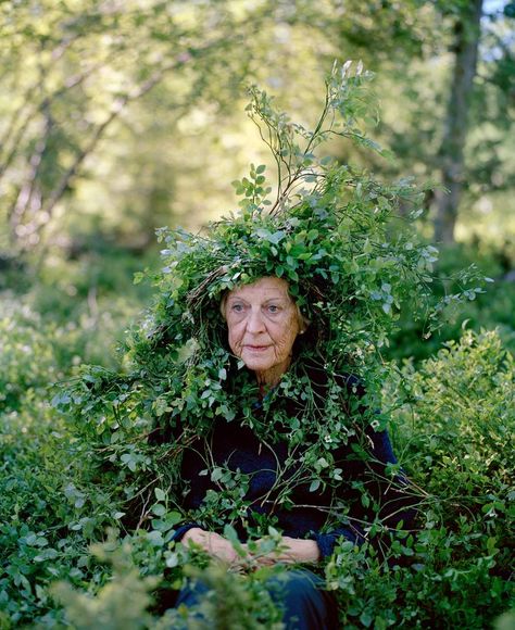 Launched in 2011 by Norwegian-Finnish artist duo Karoline Hjorth and Riitta Ikonen, Eyes as Big as Plates hinges on the idea that it’s essential to explore how humans exist within nature. Drømme Liv, Matka Natura, Colossal Art, Arte Inspo, Opera Singers, Happy Women, Natural Environment, Art Plastique, 그림 그리기