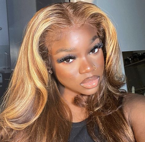 Honey Blonde Hair On Black Women Wig, Honey Blonde Hair Black Women, Wig On Black Women, Ginger Blonde Hair, Brown Hair Dark Skin, Wig Black Women, Dark Skin Blonde Hair, Gyaru Hair, Hair Color For Dark Skin