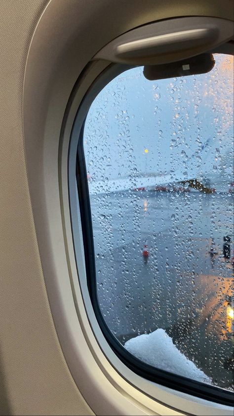 Rainy Airplane Window, Airplane Photos Aesthetic, Airport Asethic, Airplane Prank Pictures, Airplane Prank, Airport Fake Story, Airplane Story, Airplane Landscape, Airport Window