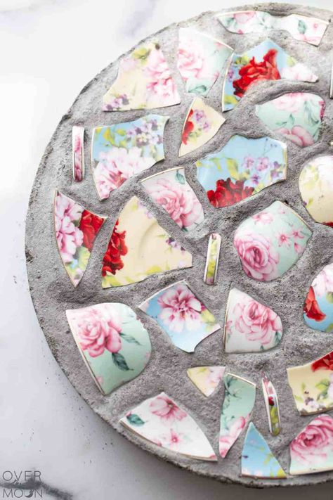 Diy Mosaic Projects, Garden Stepping Stones Diy, Broken China Crafts, Dishes Ideas, Stepping Stones Diy, China Crafts, Big Moon, Mosaic Art Projects, General Ideas