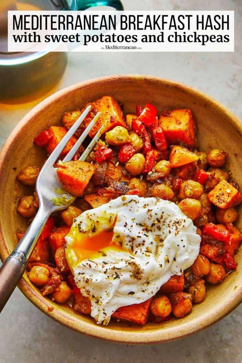 Give your breakfast an upgrade with this easy Mediterranean-inspired sweet potato hash recipe featuring fresh veggies, poached eggs, and warm spices! Mediterranean Sweet Potatoes, Mediterranean Diet Recipes Breakfast, Sweet Potato Hash Recipe, Conscious Eating, Potato Hash Recipe, Mediterranean Diet Breakfast, Mediterranean Recipes Healthy, Mediterranean Breakfast, Mediterranean Diet Recipes Dinners