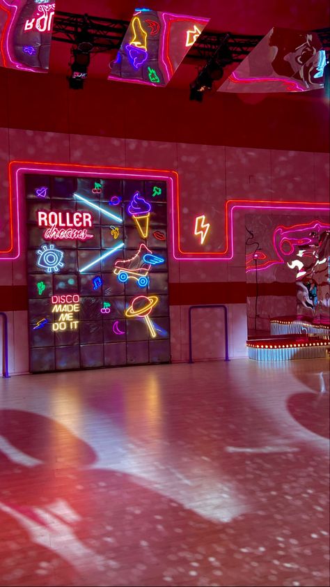 Indoor Roller Skating Rink, Roller Rink Design, Roller Skating Background, Roller Disco Theme Party, Skating Rink Ideas, Roller Rink Aesthetic, Skate Rink, Indoor Roller Skating, Disco Roller Skating