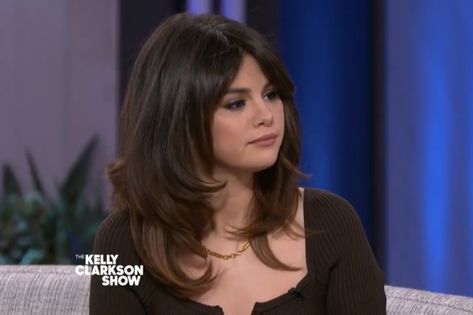 Selena Gomez Curtain Bangs, Selena Gomez Hair Short, Selena Gomez Hair, Boho Updo, Wine Hair, Fluffy Hair, Art Tattoos, Favorite Hairstyles, Curtain Bangs