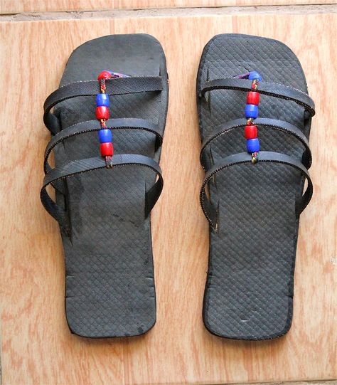 Recycled tire sandals. Tires Repurposed, Tire Sandals, Recycling Tires, Bottle Necklace Diy, Homemade Shoes, Importance Of Recycling, Tire Craft, Tire Furniture, Recycling Ideas