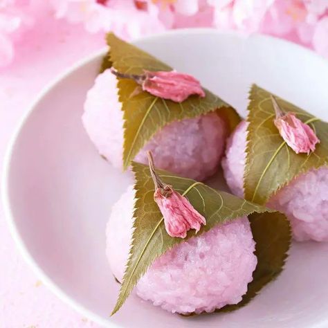 Sakura Mochi, Sweet Red Bean Paste, Azuki Bean, Sweet Red Bean, Sugar Free Sweets, Healthy Holiday Recipes, Japanese Dessert, Japanese Dishes, Food Drinks Dessert