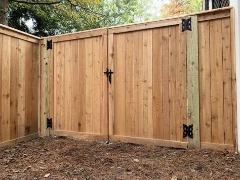 Fence Door Design, Wood Fence Door, Wood Fence Gate Designs, Side Yard Gate, Classic Fence, Cedar Gate, Gate Design Ideas, Wooden Fence Gate, Wood Fence Gates