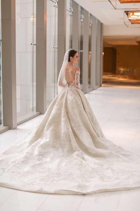 Francis Libiran Wedding Gown | Photo: Pat Dy Francis Libiran Wedding Gown, Classic Lace Wedding Dress, Francis Libiran, Dresses Pakistani, Hairstyles Blonde, Dresses Beach, Wedding Indian, Dresses Beautiful, Wedding Budget