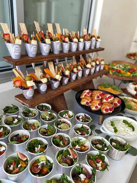 Party Food Containers, Buffet Party, Fest Mad, Fingerfood Party, Catering Ideas Food, Party Food Buffet, Charcuterie Inspiration, Party Food Platters, Charcuterie Recipes