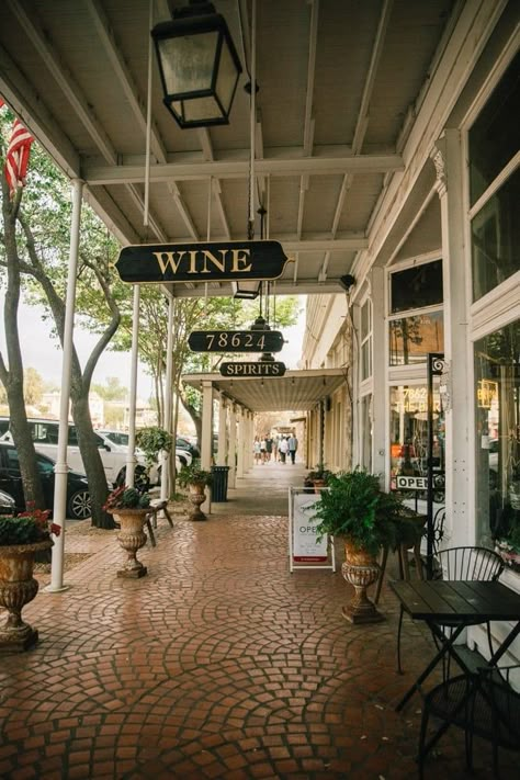 Ultimate Fredericksburg Weekend Getaway: Best Texas Wineries Itinerary Fredericksburg Texas Wineries, Things To Do In Fredericksburg Texas, Fredericksburg Bachelorette, Fredericksburg Wineries, Ideas To Do With Friends, Texas Wineries, Hill Country Texas, Engagement Themes, Texas Winter