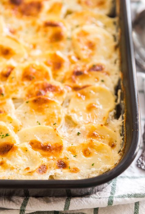 Mom's Homemade Scalloped Potatoes Recipe - an easy side dish Spiral Ham Sides Dishes, Scallops Potatoes, Scalloped Potatoes With Cream, Potato Scallop, Potatoes Scalloped, Dinner Potatoes, Homemade Scalloped Potatoes, Easy Scalloped Potatoes Recipe, Creamy Scalloped Potatoes