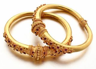 Golden kada bangles Antique Bangles, Gold Bangles Indian, Antique Gold Jewelry Indian, Gold Bangle Set, Bangles Gold, Gold Jewelry Simple Necklace, Gold Pendant Jewelry, Antique Gold Jewelry, Gold Armband