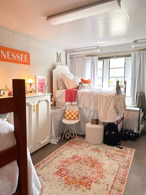 pink and orange theme dorm at the university of tennessee! #dorm #college #collegedorm #pinkdorm #pinkandorangedorm #sec #tennessee #govols #volunteers #universityoftennessee #girldorm #aesthetic University Of Tennessee Dorm, Pink And Orange Theme, Baylor Dorm, Collage Dorm Room, Dorm Room Themes, Dorm Themes, College Dorm Room Inspiration, Cowgirl Room, Dream Dorm Room