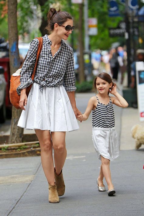 Celebrity Personal Style Awards - Most Stylish Celebrities 2012 Mom Street Style, Celebrity Mom Style, Famous Moms, Suri Cruise, Castle Beckett, Blogger Street Style, Castle Tv, Mum Fashion, Brad Paisley