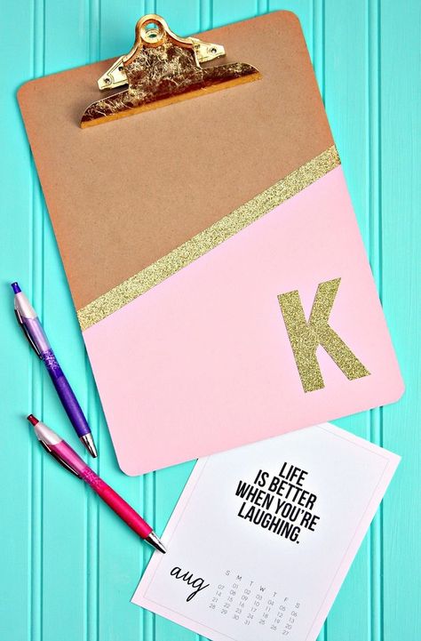 These personalized clipboards are fun and glittery. Make one for yourself, your friends, co-workers and your child's teacher. Clipboard Crafts, Clipboard Decorating, Diy Clipboard, Escuela Diy, Personalized Clipboards, Projets Cricut, Teachers Diy, Diy School Supplies, Diy Teacher Gifts